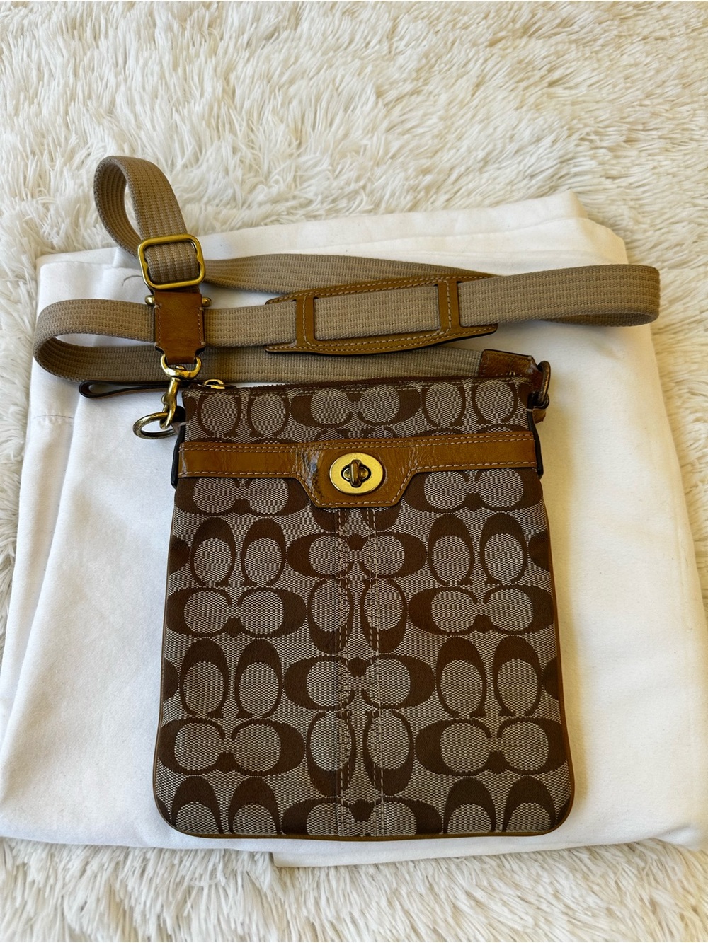 Coach Signature Swingback Crossbody Khaki Brown Canvas Legacy Turnlock Y2K